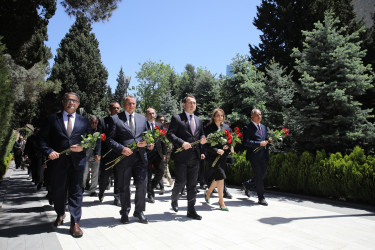Nizami rayon ictimaiyyəti Ümummilli Lider Heydər Əliyevin məzarını ziyarət edib