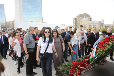 Nizami rayon ictimaiyyəti 27 Sentyabr – Anım Günündə Zəfər parkını ziyarət ediblər
