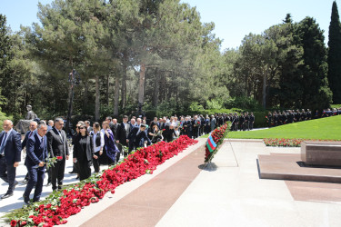 Nizami rayon ictimaiyyəti Ümummilli Lider Heydər Əliyevin məzarını ziyarət edib
