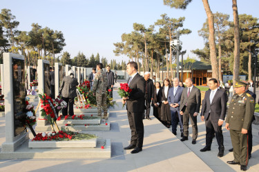 8 Noyabr – Şanlı Zəfər qələbəsinin 5-ci ildönümünü ilə əlaqədar Hərbi Memorial Məzarlıq ziyarət edilib