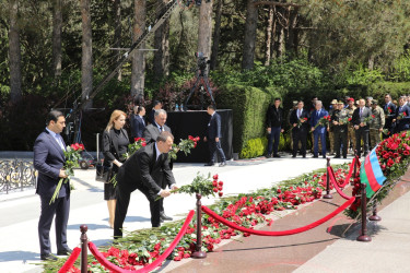 Nizami rayon ictimaiyyəti Ümummilli Lider Heydər Əliyevin məzarını ziyarət edib