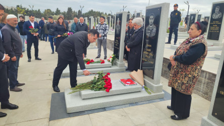 II Fəxri Xiyabanda şəhid Samir Əhməd oğlu Xəlilinin, çavuş Toğrul Natiq oğlu İsayevin və kapitan Şahmar Kəmaləddin oğlu Quliyevin məzarları ziyarət edilib