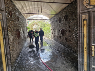 Keşlə qəsəbəsində kollektorun daşması nəticəsində yaranmış fəsadlar aradan qaldırılır