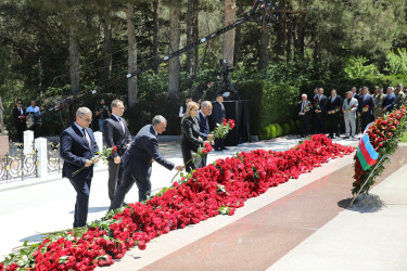Nizami rayon ictimaiyyəti Ümummilli Lider Heydər Əliyevin məzarını ziyarət edib