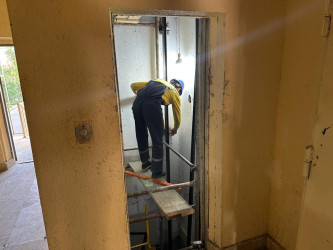 Nizami rayonunda çoxmənzilli yaşayış binalarına yeni liftlər quraşdırılır - 03.11.2025