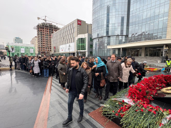 Nizami rayon ictimaiyyəti "Ana harayı” abidəsini ziyarət edib - 26.02.2026