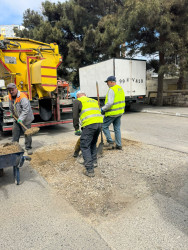 Nizami rayonunda intensiv yağıntıların yollarda yaratdığı fəsadlar aradan qaldırılır - 17.04.2026