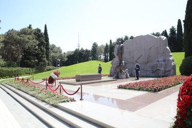 Nizami rayon ictimaiyyəti Ümummilli Lider Heydər Əliyevin məzarını ziyarət edib - 10.05.2026
