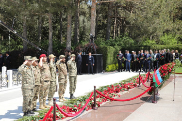 Nizami rayon ictimaiyyəti Ümummilli Lider Heydər Əliyevin məzarını ziyarət edib - 10.05.2026