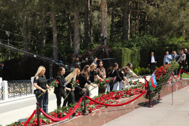 Nizami rayon ictimaiyyəti Ümummilli Lider Heydər Əliyevin məzarını ziyarət edib - 10.05.2026