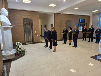 Nizami Rayon İcra Hakimiyyətində Ümummilli Lider Heydər Əliyevin xatirəsi anılıb - 12.12.2025