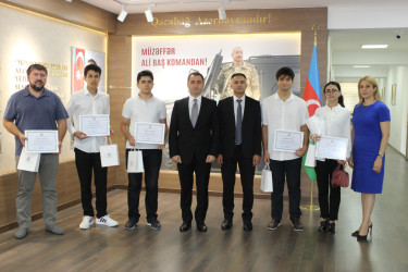 Nizami Rayon İcra Hakimiyyətinin başçısı beynəlxalq olimpiadalarda qalib olan rayon gəncləri ilə görüşüb - 22.08.2025