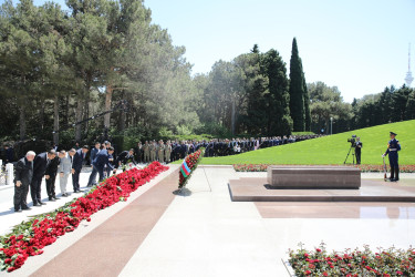 Nizami rayon ictimaiyyəti Ümummilli Lider Heydər Əliyevin məzarını ziyarət edib - 10.05.2025