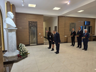 Nizami Rayon İcra Hakimiyyətində Ümummilli Lider Heydər Əliyevin xatirəsi anılıb - 12.12.2025