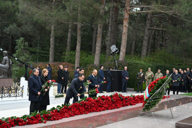 Nizami rayon ictimaiyyəti Ümummilli Lider Heydər Əliyevin məzarını ziyarət ediblər - 12.12.2025