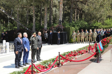 Nizami rayon ictimaiyyəti Ümummilli Lider Heydər Əliyevin məzarını ziyarət edib - 10.05.2026