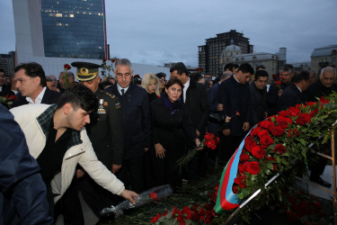 Nizami rayon ictimaiyyəti 27 Sentyabr – Anım Günündə Zəfər parkını ziyarət ediblər - 27.09.2025