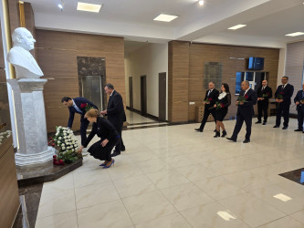 Nizami Rayon İcra Hakimiyyətində Ümummilli Lider Heydər Əliyevin xatirəsi anılıb - 12.12.2025