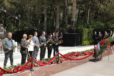 Nizami rayon ictimaiyyəti Ümummilli Lider Heydər Əliyevin məzarını ziyarət edib - 10.05.2026