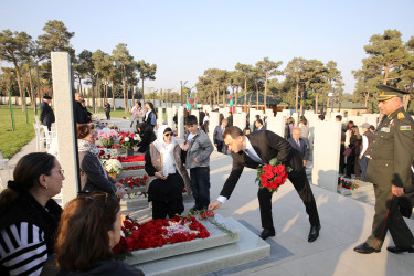 8 Noyabr – Şanlı Zəfər qələbəsinin 5-ci ildönümünü ilə əlaqədar Hərbi Memorial Məzarlıq ziyarət edilib - 08.11.2025