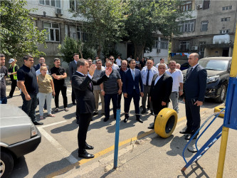 Nizami Rayon İcra Hakimiyyətinin başçısı C.Naxçıvanski küçəsi 102, 104 və 106 nömrəli binalarda yaşayan sakinlərlə görüşüb - 05..08.2025