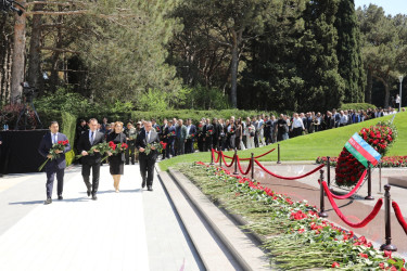 Nizami rayon ictimaiyyəti Ümummilli Lider Heydər Əliyevin məzarını ziyarət edib - 10.05.2026