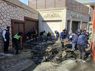 Keşlə qəsəbəsində kollektorun daşması nəticəsində yaranmış fəsadlar aradan qaldırılır - 11.04.2026