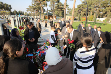 8 Noyabr – Şanlı Zəfər qələbəsinin 5-ci ildönümünü ilə əlaqədar Hərbi Memorial Məzarlıq ziyarət edilib - 08.11.2025