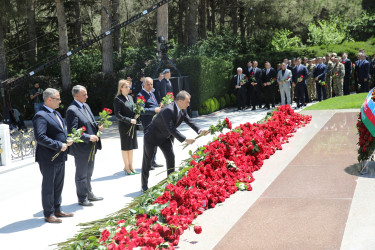 Nizami rayon ictimaiyyəti Ümummilli Lider Heydər Əliyevin məzarını ziyarət edib - 10.05.2025
