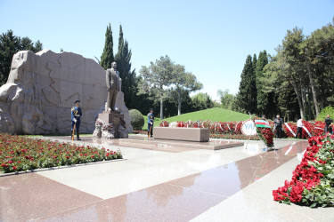 Nizami rayon ictimaiyyəti Ümummilli Lider Heydər Əliyevin məzarını ziyarət edib - 10.05.2025