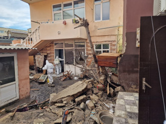 Keşlə qəsəbəsində kollektorun daşması nəticəsində yaranmış fəsadlar aradan qaldırılır - 11.04.2026