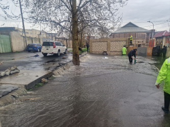 Keşlə qəsəbəsi, Sabir küçəsində yağışın yaratdığı fəsadların aradan qaldırılır - 05.04.2026