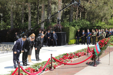 Nizami rayon ictimaiyyəti Ümummilli Lider Heydər Əliyevin məzarını ziyarət edib - 10.05.2026