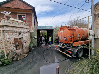Keşlə qəsəbəsində kollektorun daşması nəticəsində yaranmış fəsadlar aradan qaldırılır - 11.04.2026