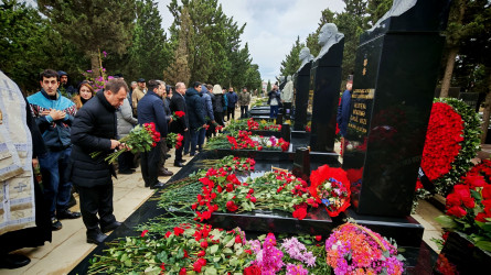 Qazaxıstanın Aktau şəhəri yaxınlığında AZAL təyyarəsinin həlak olan ekipaj üzvlərinin məzarlarını ziyarət edilib - 25.12.2025