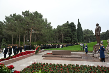 Nizami rayon ictimaiyyəti Ümummilli Lider Heydər Əliyevin məzarını ziyarət ediblər - 12.12.2025