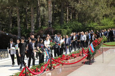 Nizami rayon ictimaiyyəti Ümummilli Lider Heydər Əliyevin məzarını ziyarət edib - 10.05.2026
