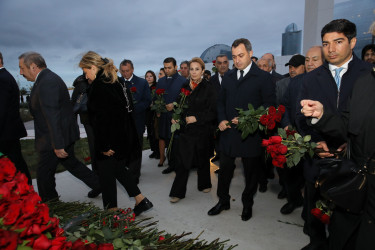 Nizami rayon ictimaiyyəti 27 Sentyabr – Anım Günündə Zəfər parkını ziyarət ediblər - 27.09.2025