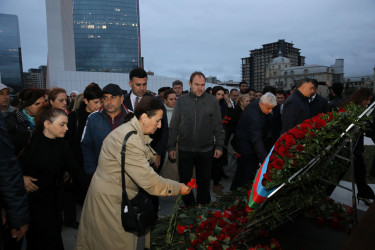 Nizami rayon ictimaiyyəti 27 Sentyabr – Anım Günündə Zəfər parkını ziyarət ediblər - 27.09.2025