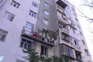 Nizami Rayon İcra Hakimiyyətinin başçısı C.Naxçıvanski küçəsi 102, 104 və 106 nömrəli binalarda yaşayan sakinlərlə görüşüb - 05..08.2025