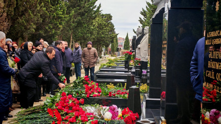 Qazaxıstanın Aktau şəhəri yaxınlığında AZAL təyyarəsinin həlak olan ekipaj üzvlərinin məzarlarını ziyarət edilib - 25.12.2025