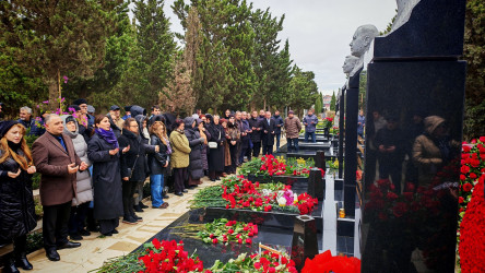 Qazaxıstanın Aktau şəhəri yaxınlığında AZAL təyyarəsinin həlak olan ekipaj üzvlərinin məzarlarını ziyarət edilib - 25.12.2025