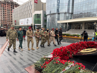 Nizami rayon ictimaiyyəti "Ana harayı” abidəsini ziyarət edib - 26.02.2026