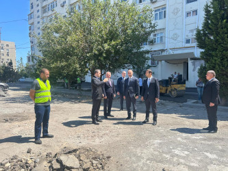 Nizami Rayon İcra Hakimiyyətinin başçısı Tofiq Abbasov küçəsi 39 ünvanında aparılan təmir işləri ilə tanış olub - 25.08.2025