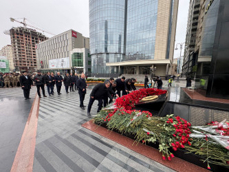 Nizami rayon ictimaiyyəti "Ana harayı” abidəsini ziyarət edib - 26.02.2026