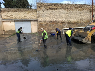 Keşlə qəsəbəsində kollektorun daşması nəticəsində yaranmış fəsadlar aradan qaldırılır - 11.04.2026