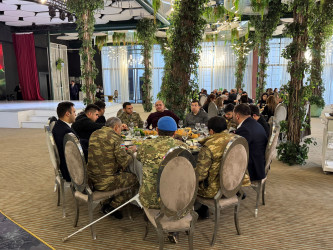 Nizami rayonunda Ulu Öndər Heydər Əliyevin ildönümü ilə əlaqədar ehsan süfrəsi açılıb - 12.12.2025