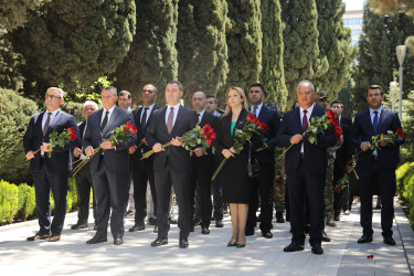 Nizami rayon ictimaiyyəti Ümummilli Lider Heydər Əliyevin məzarını ziyarət edib - 10.05.2025