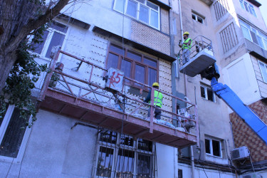 Nizami Rayon İcra Hakimiyyətinin başçısı təmir işləri aparılan ünvanlara  - Babək prospekti 73 və 75 - baxış keçirib - 05.08.2025